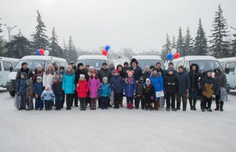 В Хакасии вручили микроавтобусы многодетным семьям