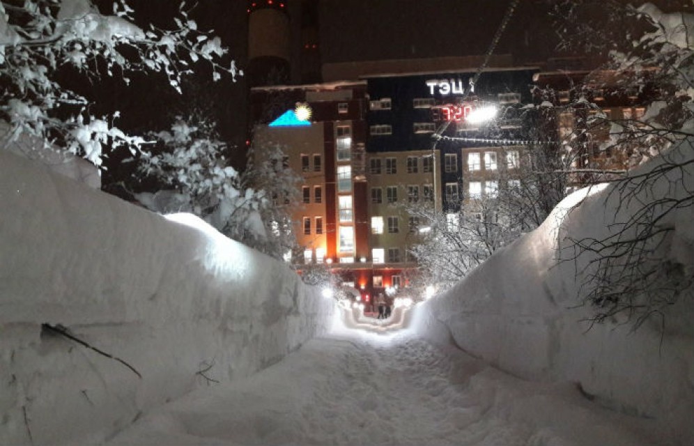 Выпавший в Норильске снег скрыл уличные фонари