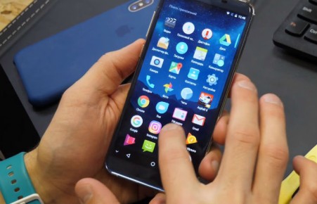 В России стартовали продажи ультрабюджетного отечественного смартфона