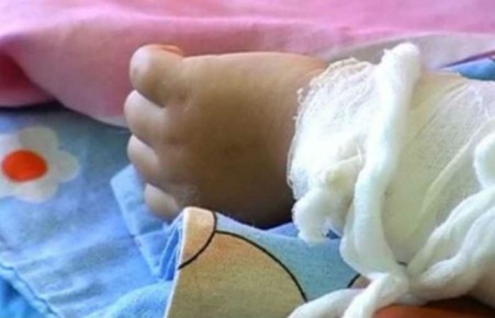 В Хакасии бабушка вылила на годовалую внучку кастрюлю с кипятком