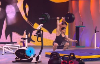 Красноярец поставил рекорд России по приседанию со штангой в одной руке в эфире Первого канала