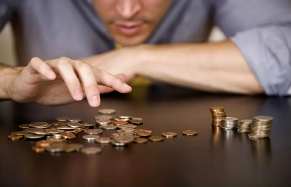 Доходы россиян в январе снизились почти на 50%