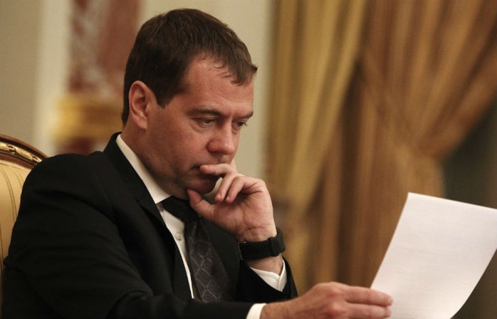 Опрос: почти половина россиян поддерживают отставку Медведева