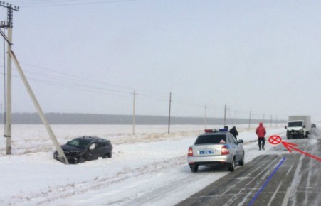 В Хакасии "Газель" отправила в столб иномарку