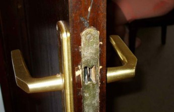 Житель Хакасии выломал дверь, чтобы попасть в гости к односельчанину