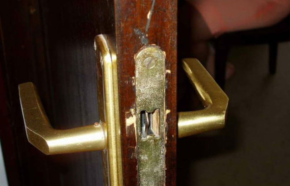 Житель Хакасии выломал дверь, чтобы попасть в гости к односельчанину