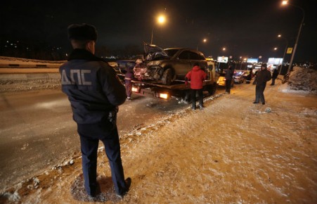 В Новосибирске во время салюта автомобиль врезался в толпу, есть погибшие (видео)