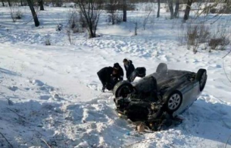 На Южной дамбе в Абакане перевернулась машина