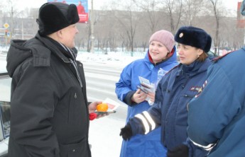 В Черногорске водителей угощали апельсинами
