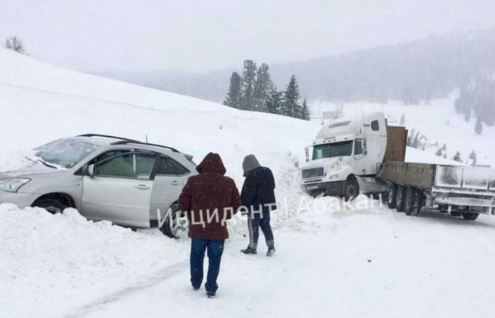 Автомобилисты не могут преодолеть дорогу на Ергаки