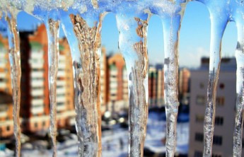 Жителям Хакасии могут угрожать сосульки