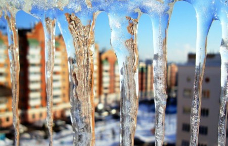 Жителям Хакасии могут угрожать сосульки