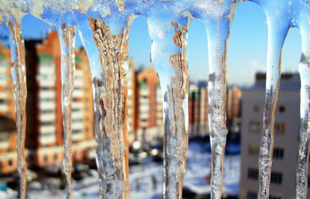 Жителям Хакасии могут угрожать сосульки