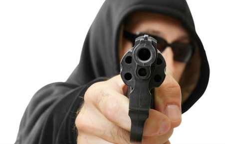 В Абакане 8 марта грабитель с пистолетом унес из магазина коньяк и газировку