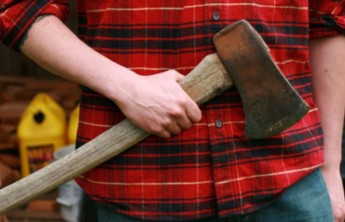 В Хакасии сельчанин убил колуном собутыльника за рассказы о тюремной жизни