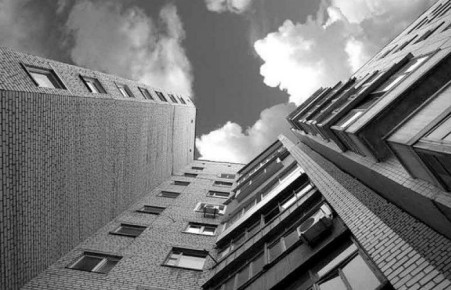 В Абакане выясняют обстоятельства падения женщины с восьмого этажа