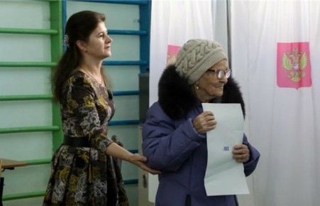 90-летняя путешественница Баба Лена проголосовала в Красноярске