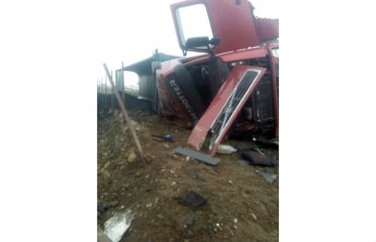 В окрестностях Абакана перевернулся грузовик с углем