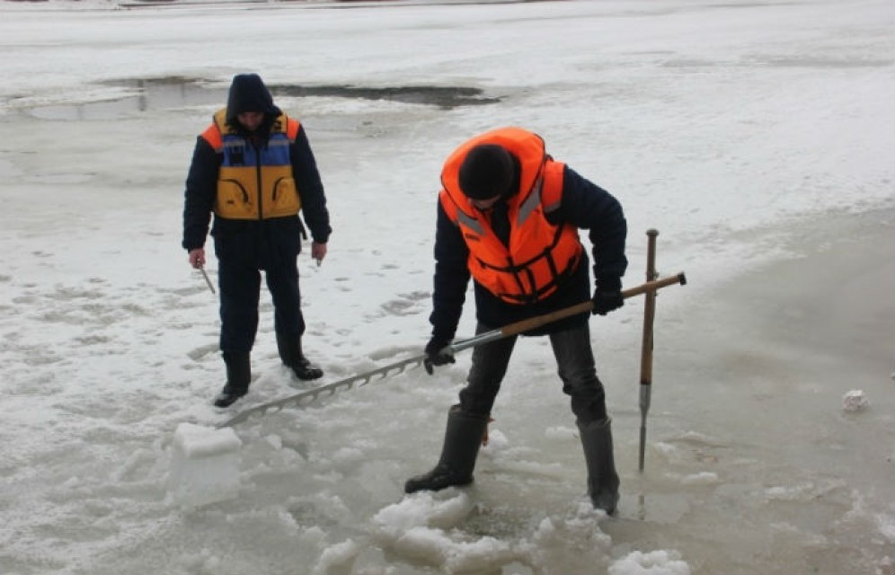 Спасатели не советуют жителям Хакасии выходить на лед