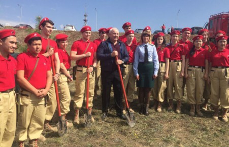 Глава Хакасии вместе с молодежью посадил "Лес Победы"