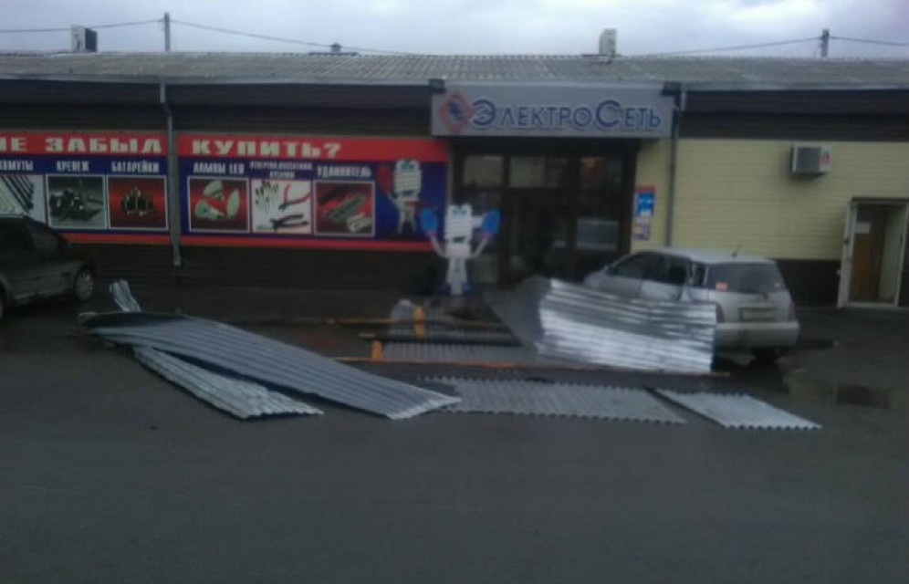 В Абакане ветер оборвал провода, сорвал крыши и вырвал раму на балконе