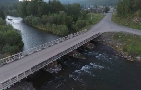 В Таштыпском районе вышедшая из берегов река затопила дорогу