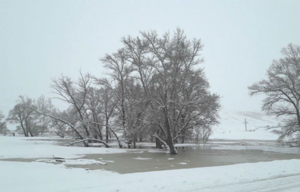 В Хакасии рыхлят лед на реке, чтобы спасти от подтопления село Куйбышево