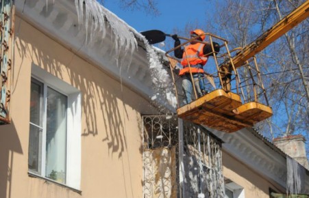 Жителям Абакана угрожают сосульки