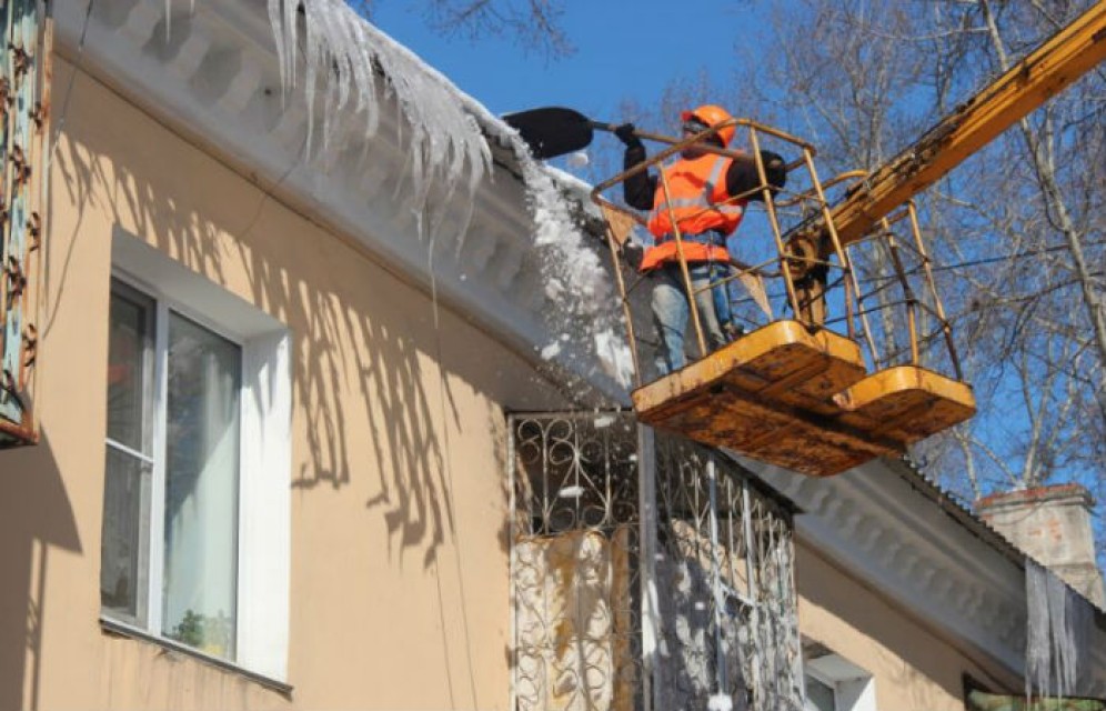 Жителям Абакана угрожают сосульки