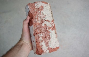 Житель Хакасии убил собутыльника кирпичом