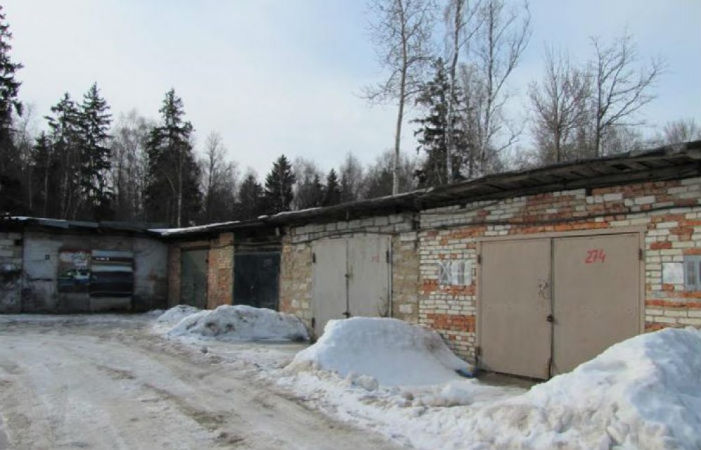 Житель Черногорска проломил крышу гаража и вынес из него все,что мог