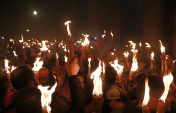 Благодатный огонь сошел в храме Гроба Господня в Иерусалиме