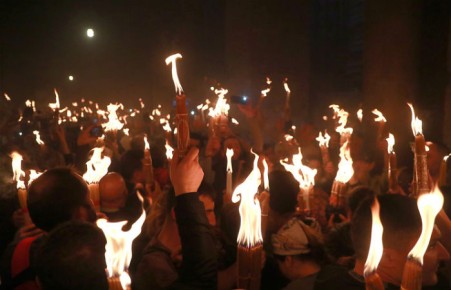 Благодатный огонь сошел в храме Гроба Господня в Иерусалиме