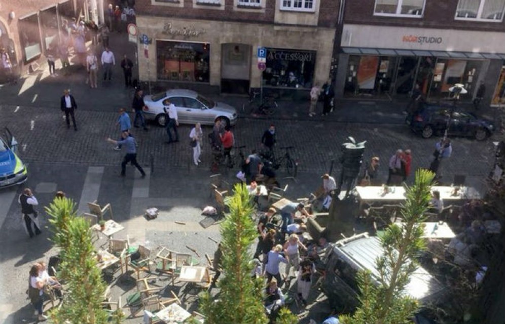 В Германии грузовик въехал в группу людей: есть погибшие