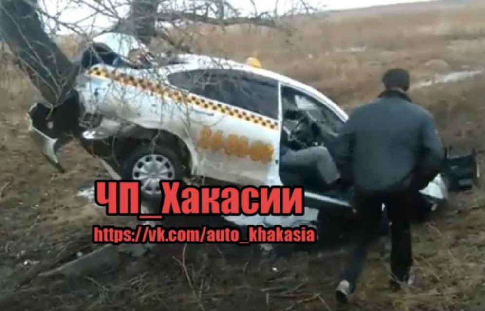 В Хакасии автомобиль такси вместе с пассажиром попал в ДТП