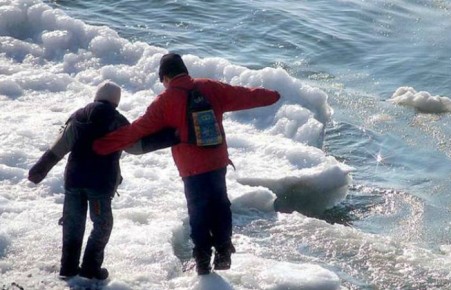 В Шира полицейские помогли ребенку, оказавшемуся в реке