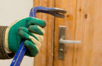 Двое деревенских жителей в Хакасии украли из магазина выпивку, закуску и устроили пожар