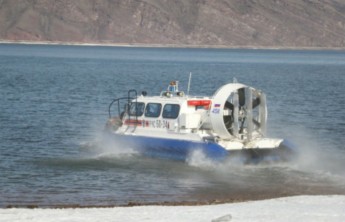 В Хакасии рыбаков унесло на льдине