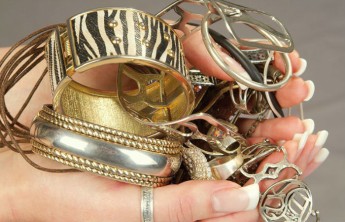 В Абакане мужчина сдал изделия из «хирургической» стали под видом белого золота