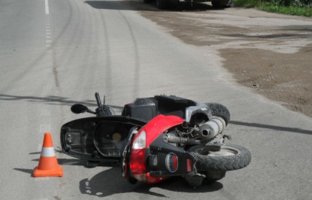 В Черногорске пенсионер бесправник не справился с мопедом 