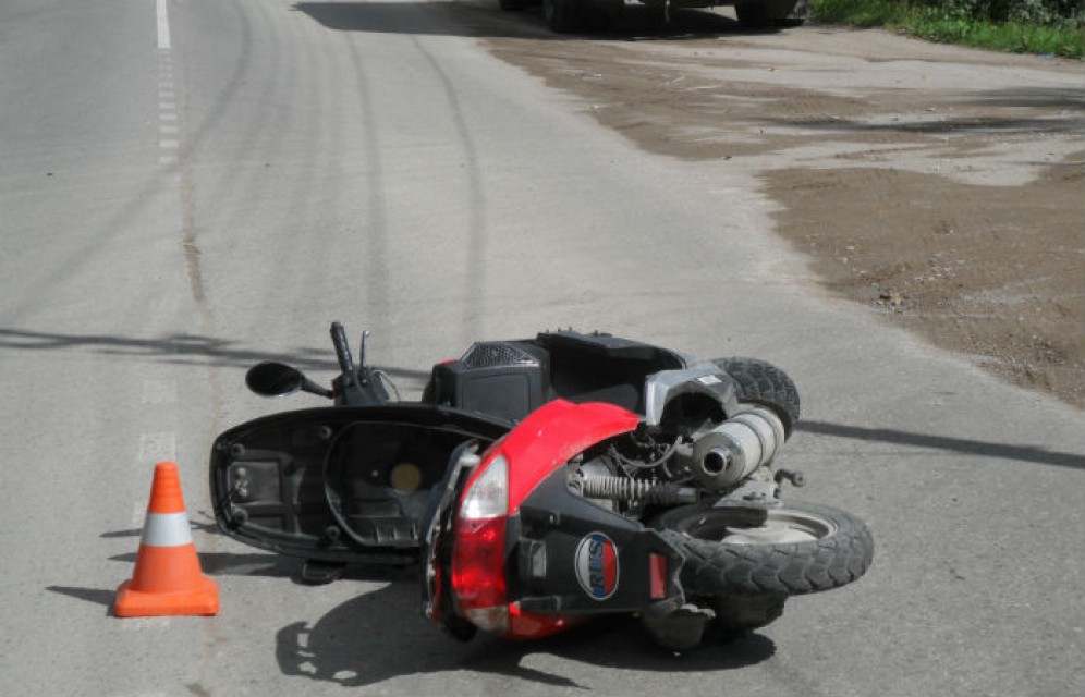 В Черногорске пенсионер бесправник не справился с мопедом 