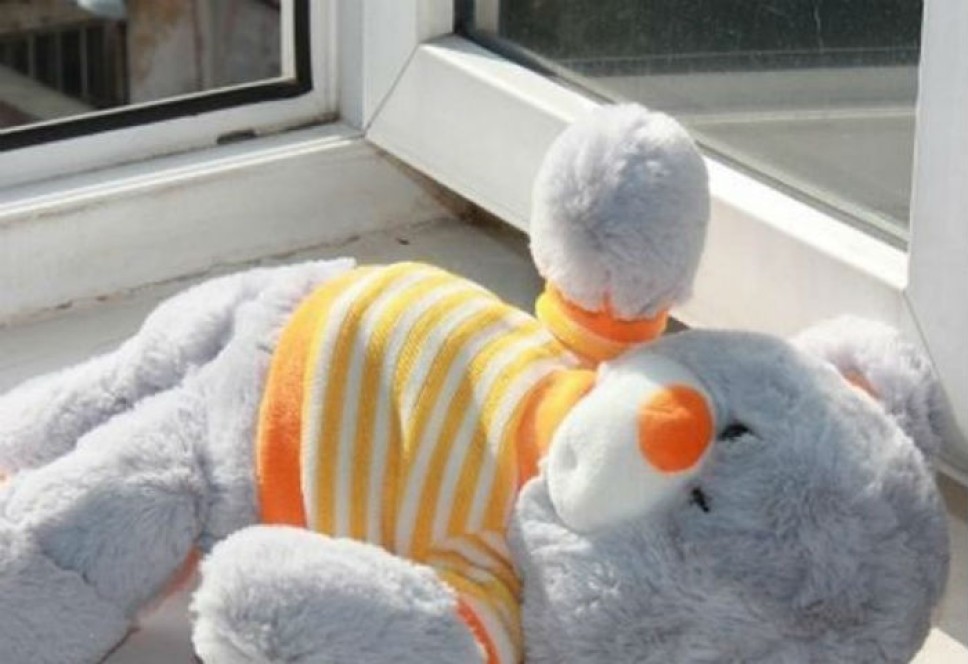 В Красноярске двухлетняя девочка погибла, упав с пятого этажа