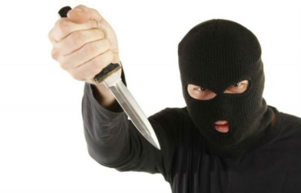  В Абакане двое грабителей угрожали продавцу магазина