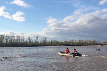 На реке Абакане перевернулся катер, один человек пропал