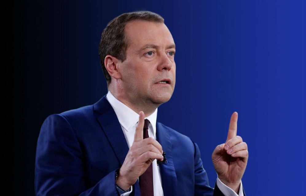 Медведев поручил повысить МРОТ до прожиточного минимума