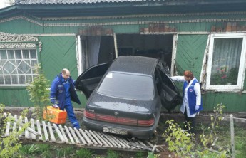 В Черногорске иномарка въехала в дом