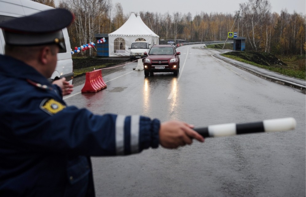В Красноярском крае нарушитель выпрыгнул из автомобиля, пытаясь сбежать от полицейских