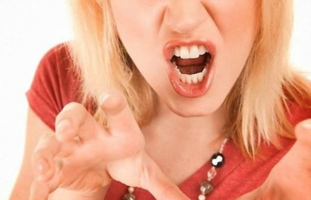 Жительница Хакасии пойдет под суд за то, что укусила полицейского