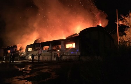 В Усть-Абакане дотла сгорел магазин "Светофор" площадью 1000 кв м