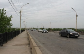 На Коммунальном мосту в Абакане полностью заменят асфальт